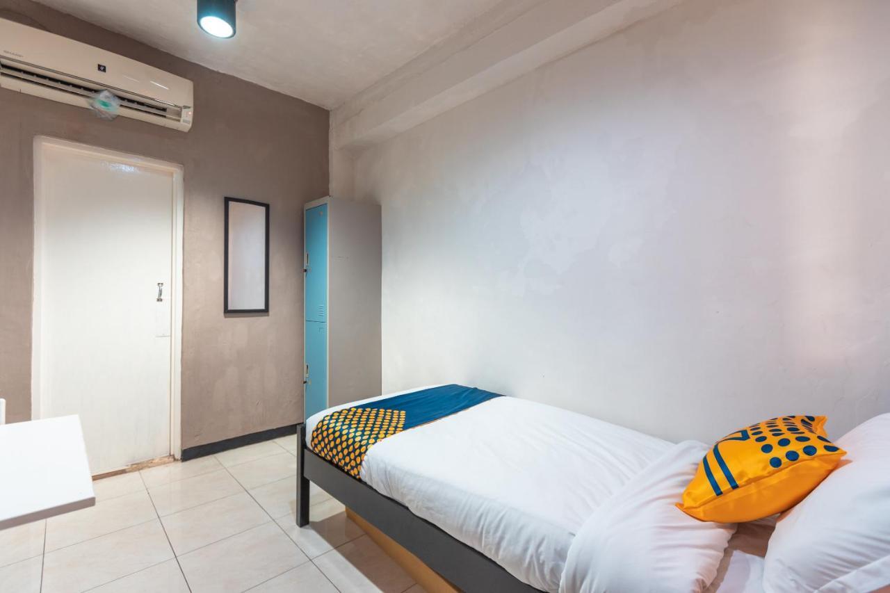 Spot On 2033 Kayumanis Homestay Syariah Yakarta Exterior foto