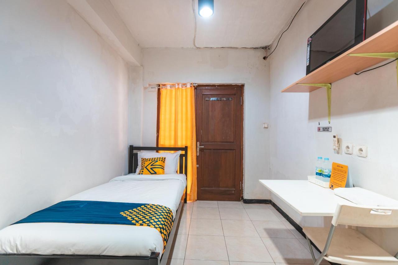 Spot On 2033 Kayumanis Homestay Syariah Yakarta Exterior foto