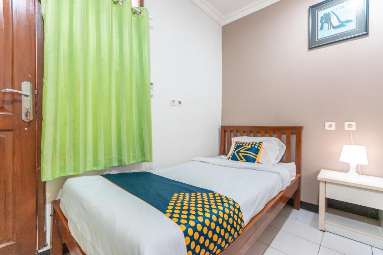 Spot On 2033 Kayumanis Homestay Syariah Yakarta Exterior foto