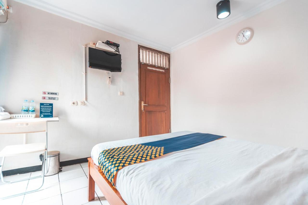 Spot On 2033 Kayumanis Homestay Syariah Yakarta Exterior foto