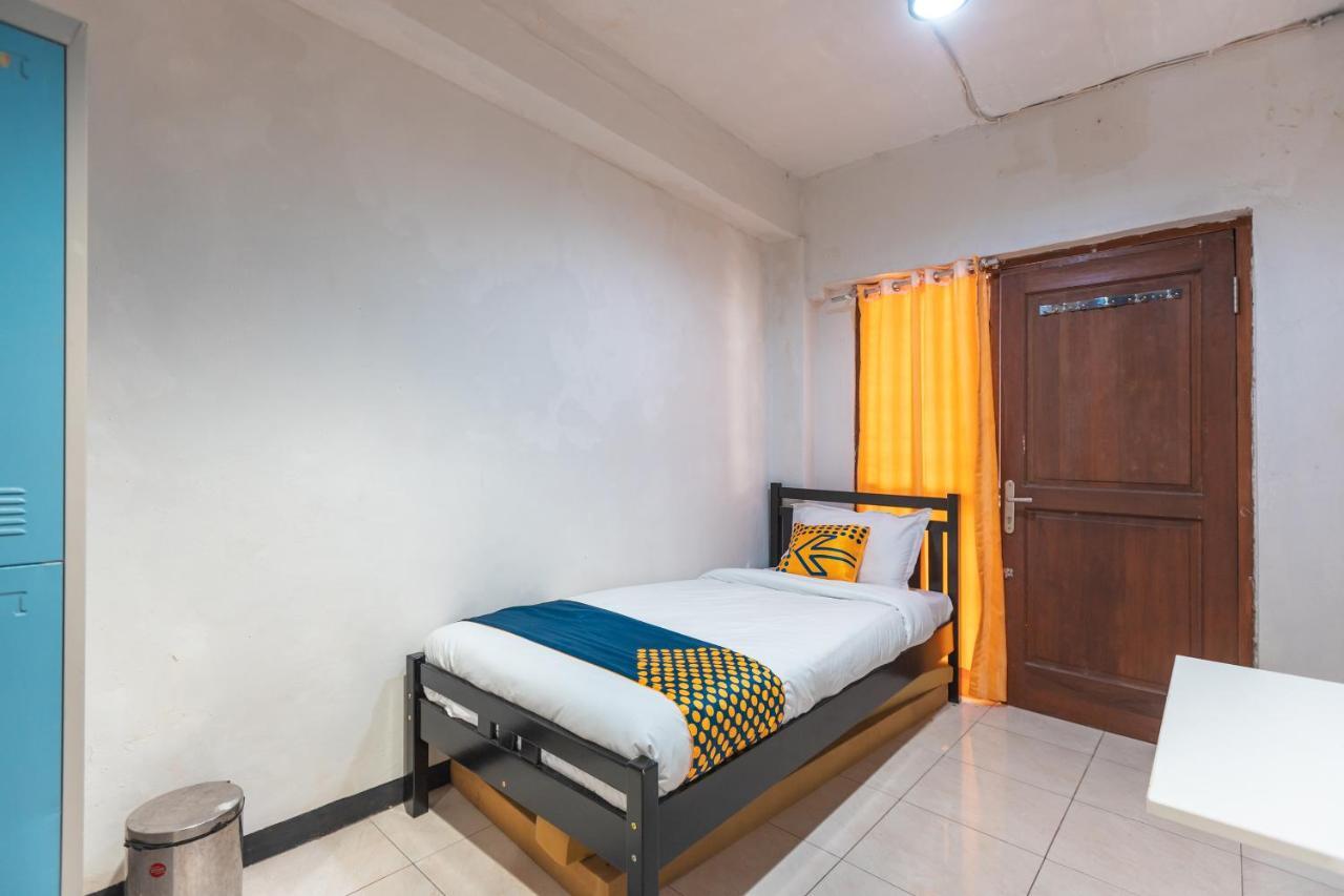 Spot On 2033 Kayumanis Homestay Syariah Yakarta Exterior foto
